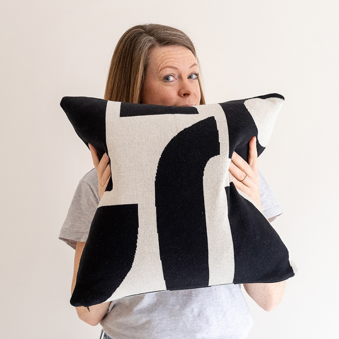 Bruten Cushion, Mono