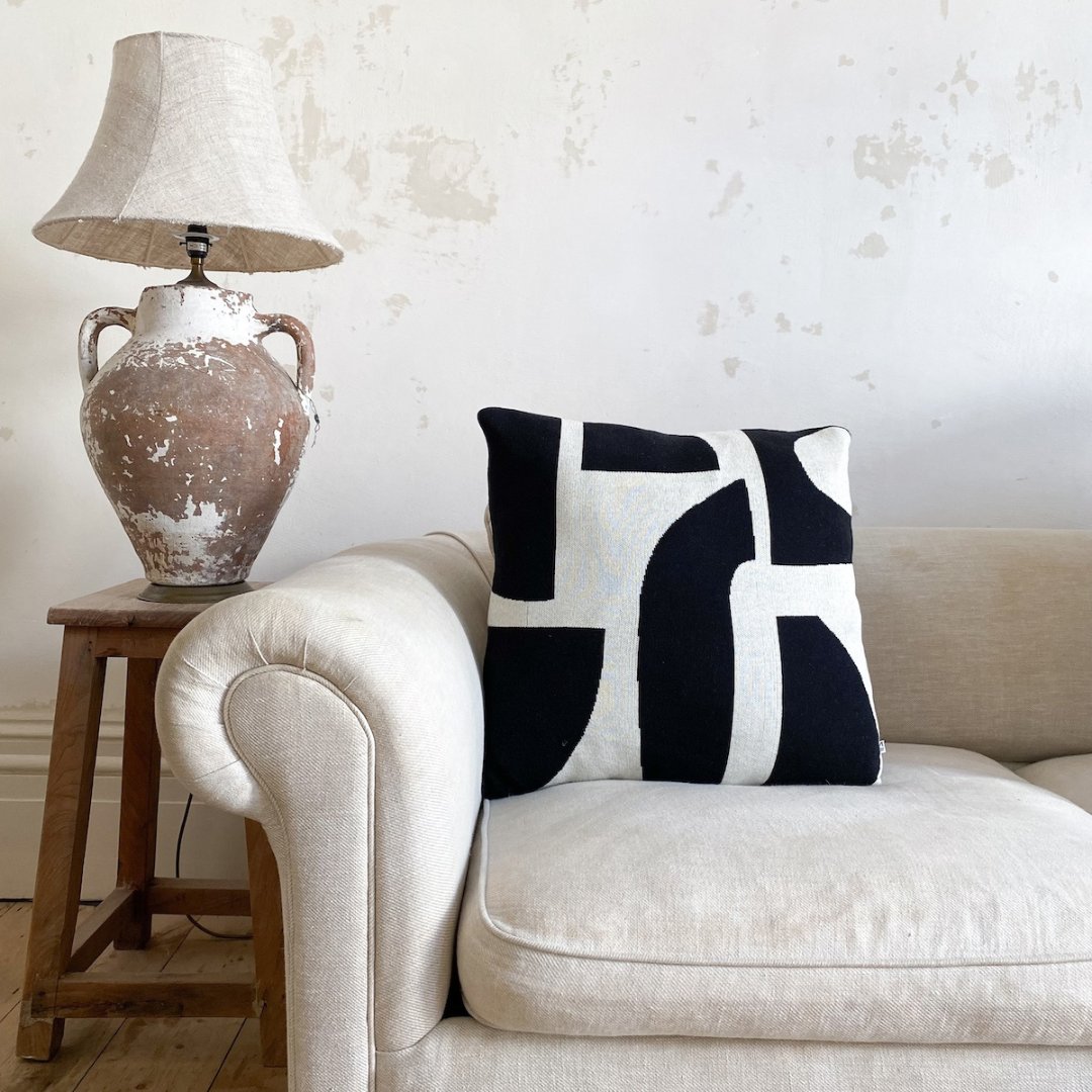 Bruten Cushion, Mono