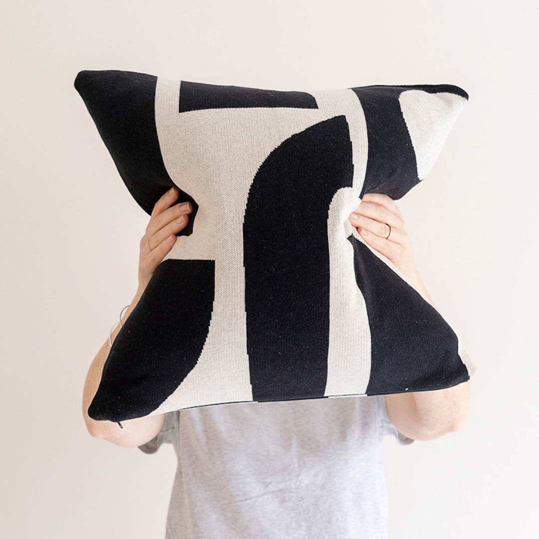 Bruten Cushion, Mono